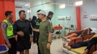Kapolres Madiun (kaos), bersama korban laka dan di dampingi Kanit Laka Ipda Andika