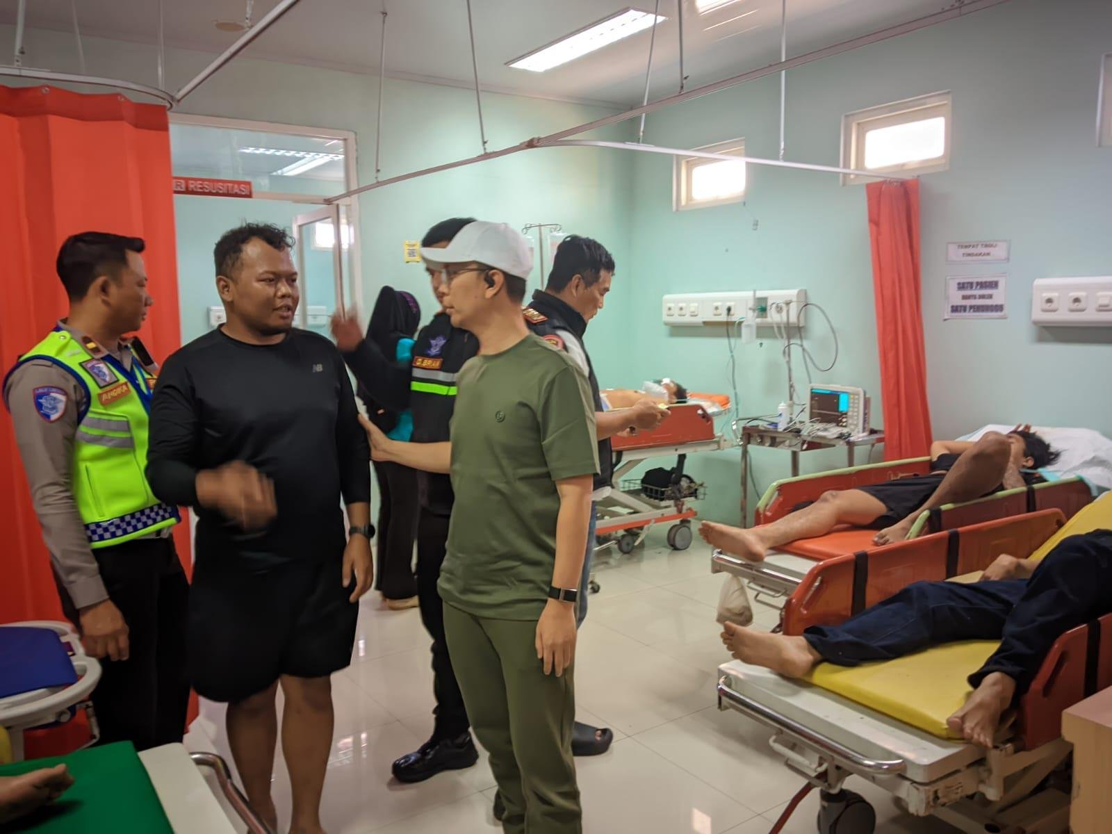Kapolres Madiun (kaos), bersama korban laka dan di dampingi Kanit Laka Ipda Andika